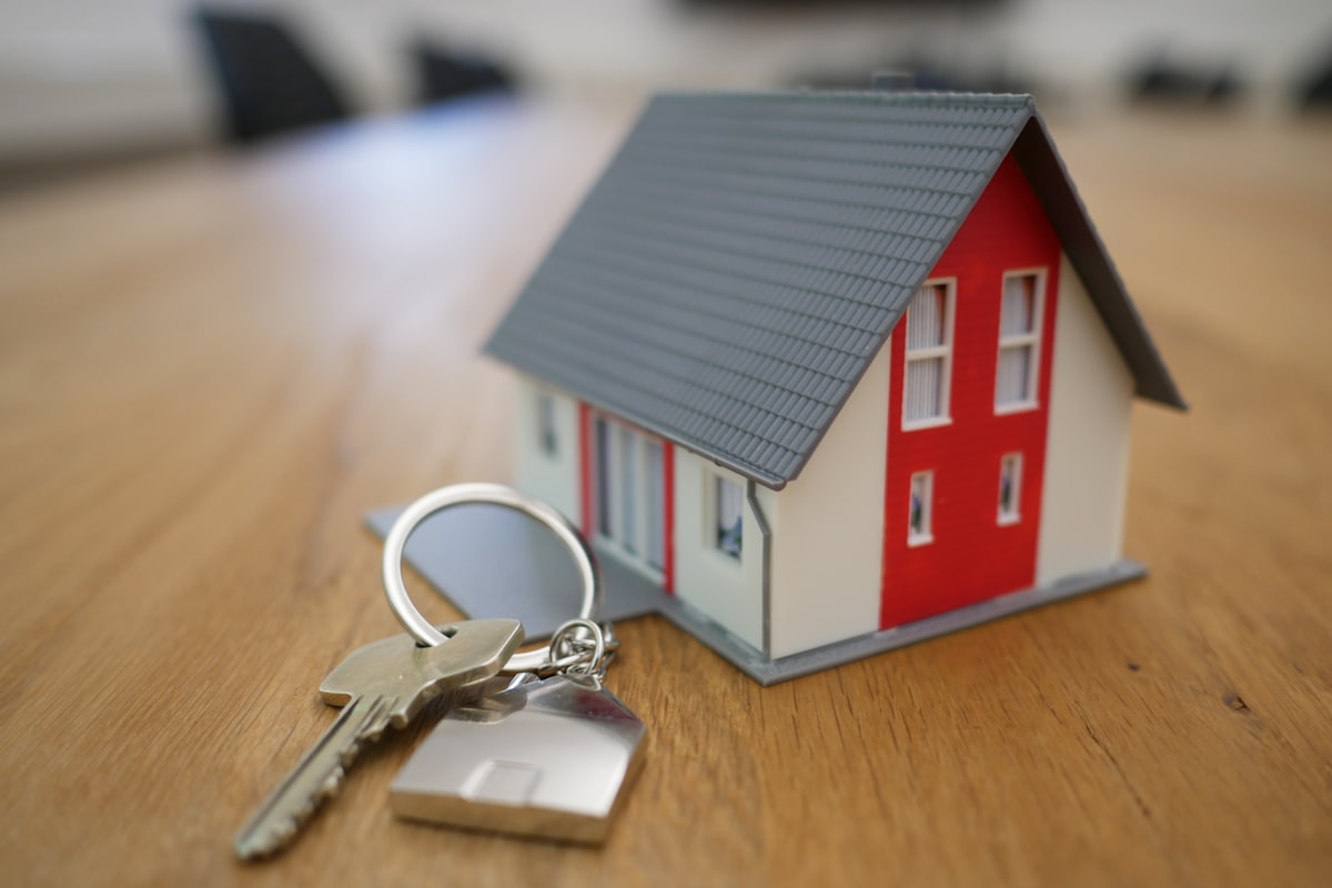 House keys handed over — first-home saving with a Lifetime ISA